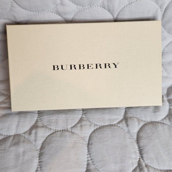 Burberry Nova Check Full-Size Zipper Wallet, with Dust Cover & Box- Authentic - Picture 12 of 13